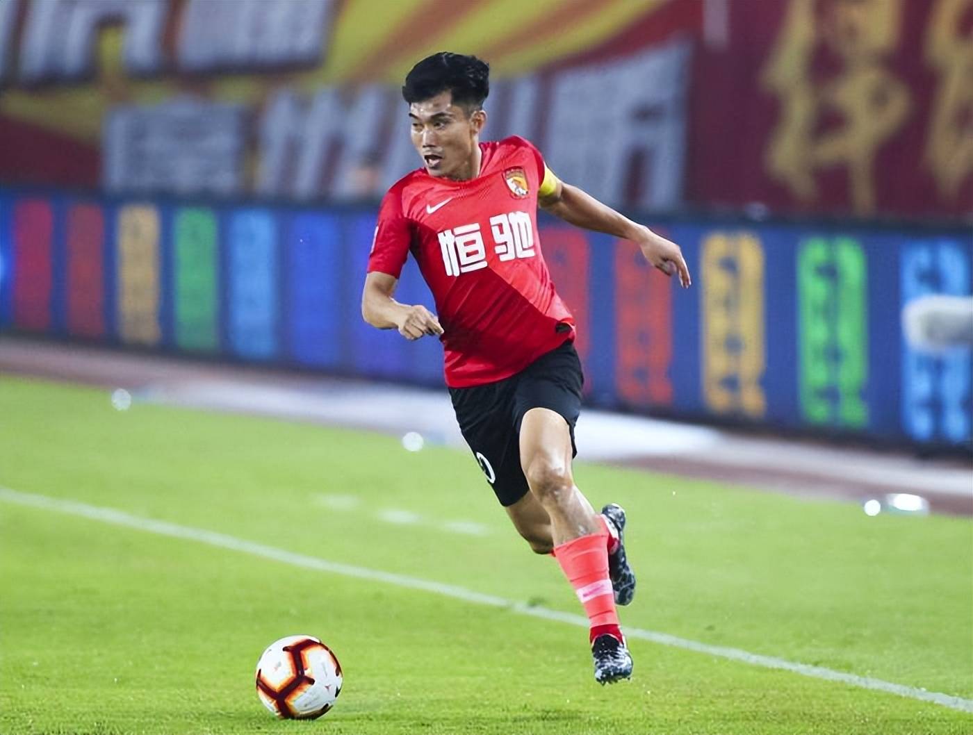 广州恒大队提前晋级,目标锁定冠军奖杯 广州恒大队提前晋级,目标锁定冠军奖杯