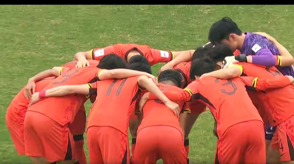 队员们在比赛中相互配合,呈现出出色默契 队员们在比赛中相互配合,呈现出出色默契