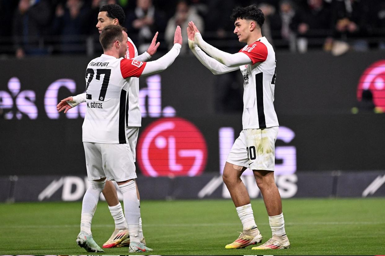 关于法兰克福在主场力克对手保持领先的信息