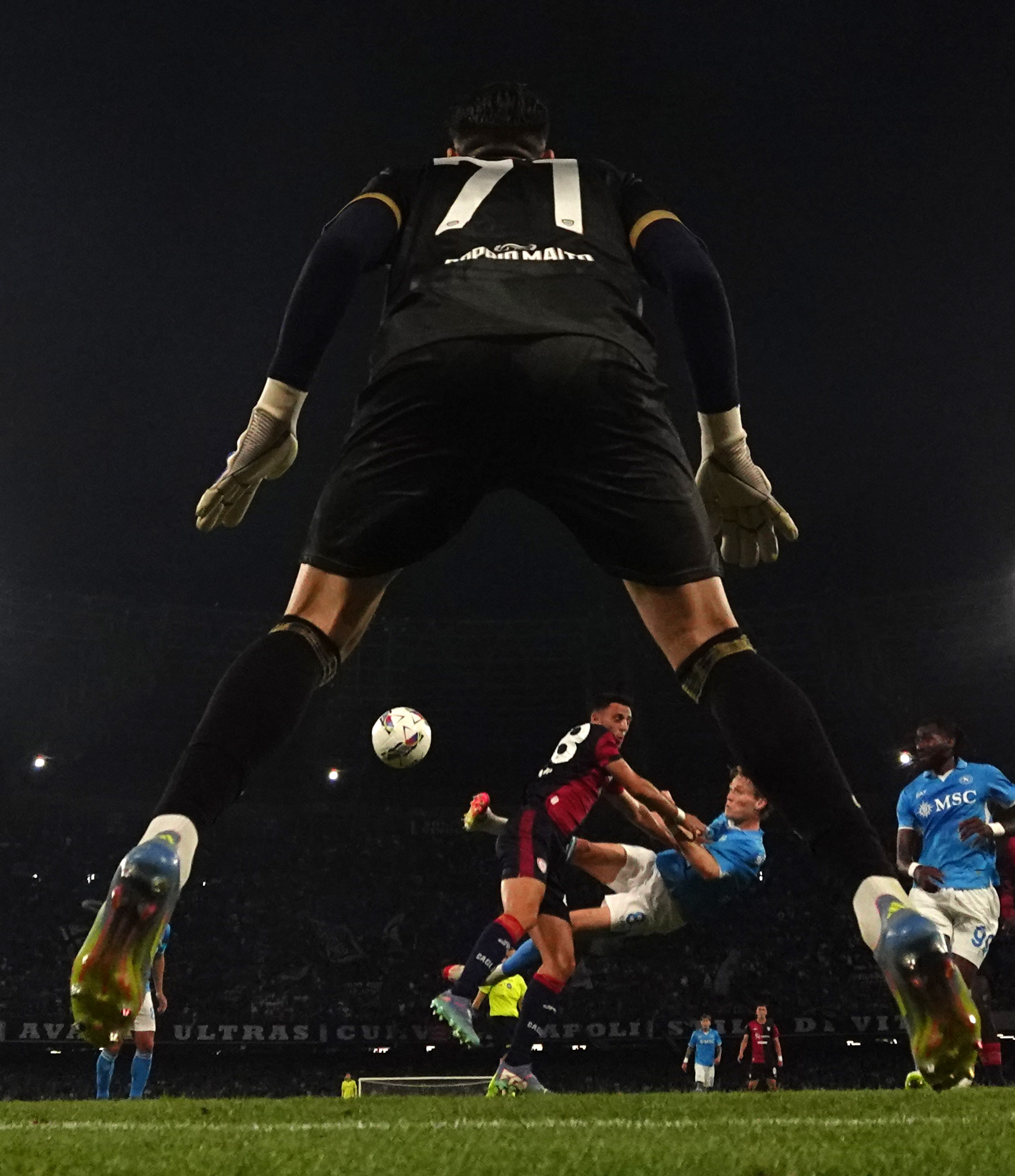 米兰体育课程-那不勒斯进攻火力强，轻松战胜对手