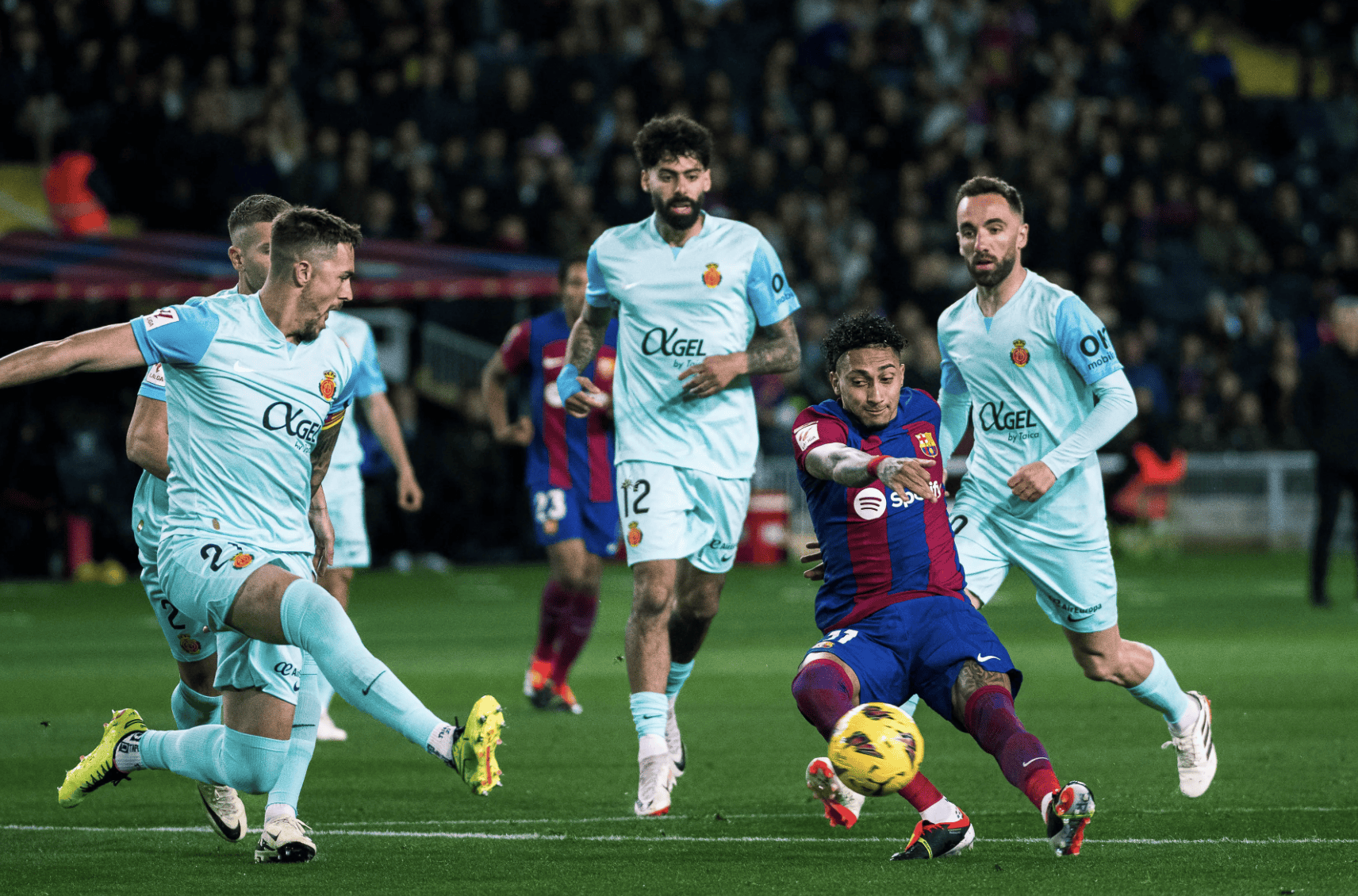 巴萨队比赛中获胜后,士气高涨,球员信心满满 巴萨队比赛中获胜后,士气高涨,球员信心满满