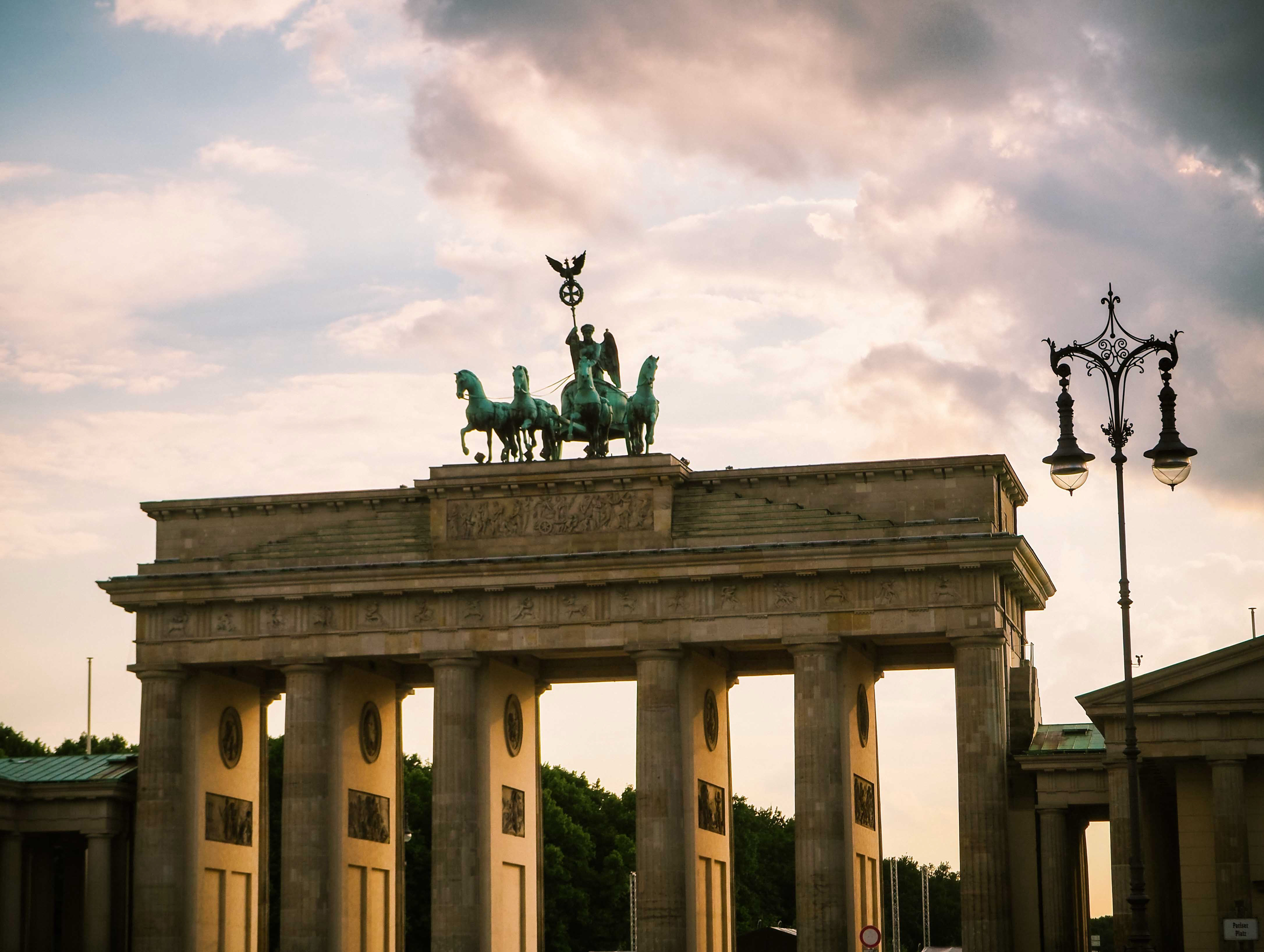 米兰体育在线-纽伦堡豪取法兰克福之星，展示拼搏