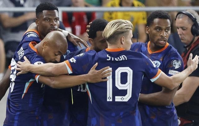 荷兰队在预选赛中展现强大实力力压对手获胜 荷兰队在预选赛中展现强大实力力压对手获胜