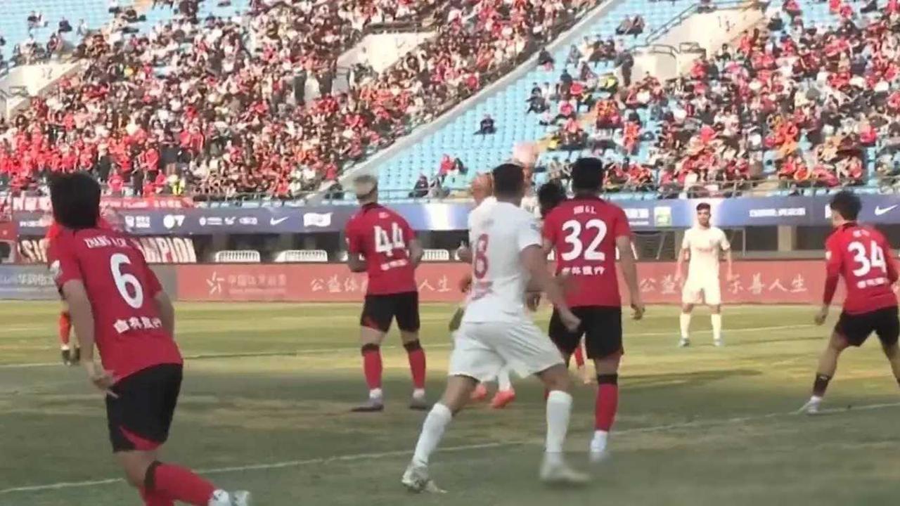 首尔足球队与对手展开激烈较量！