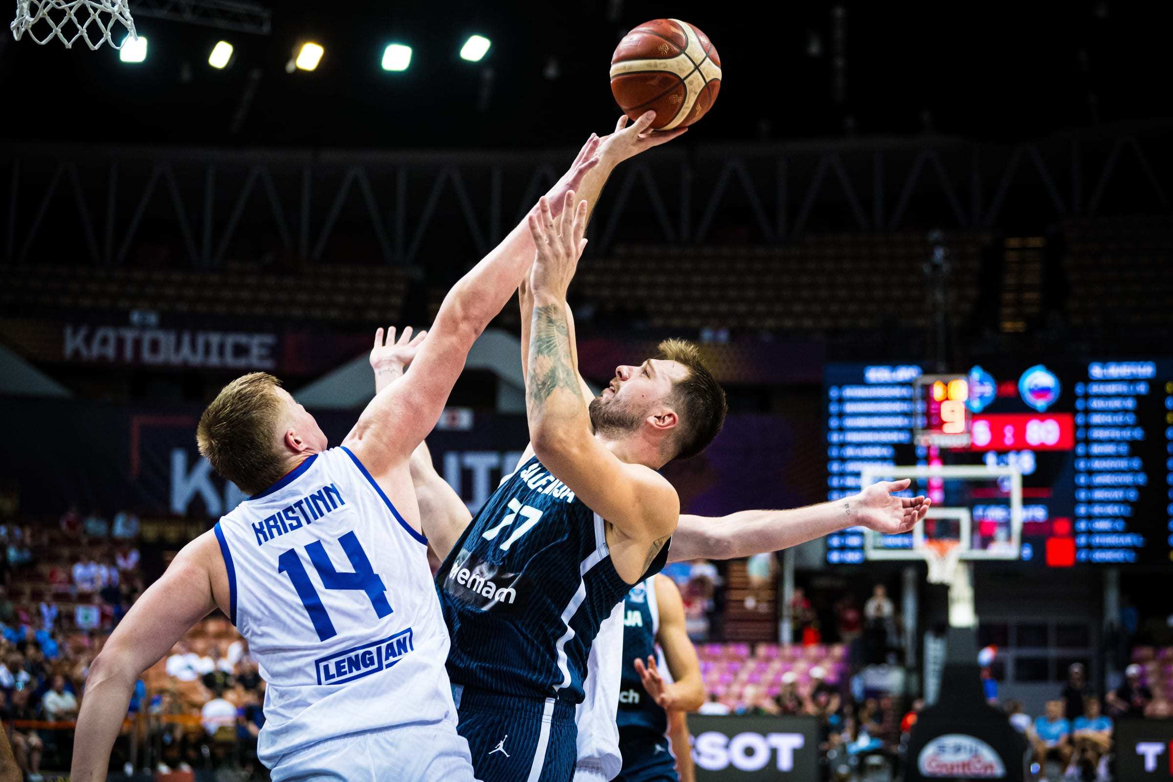 米兰体育馆-斯洛文尼亚队击败劲敌，晋级次轮