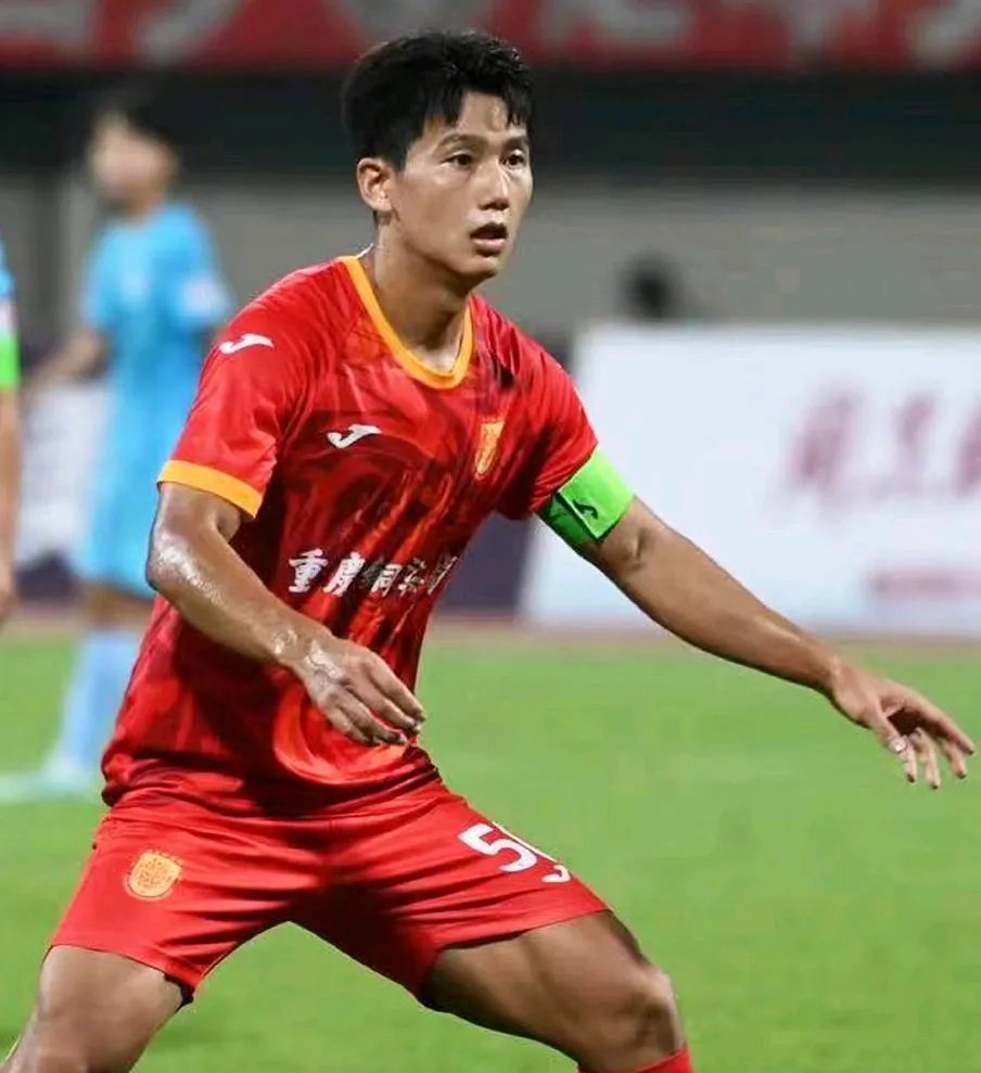 包含国内足球赛事中哪位教练备受赞誉？的词条