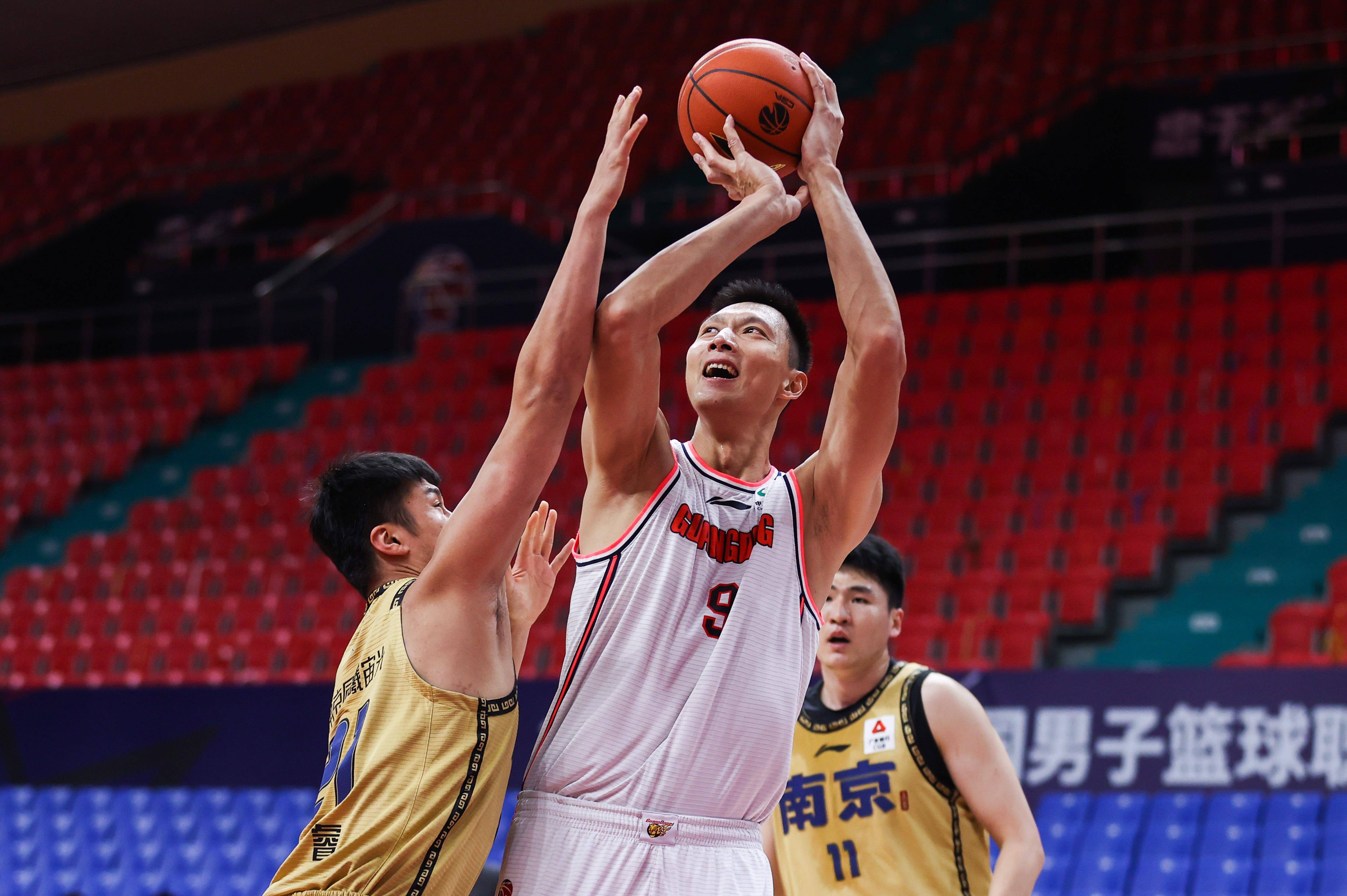 米兰体育官方登录入口-易建联带领球队完成胜利，表现出色