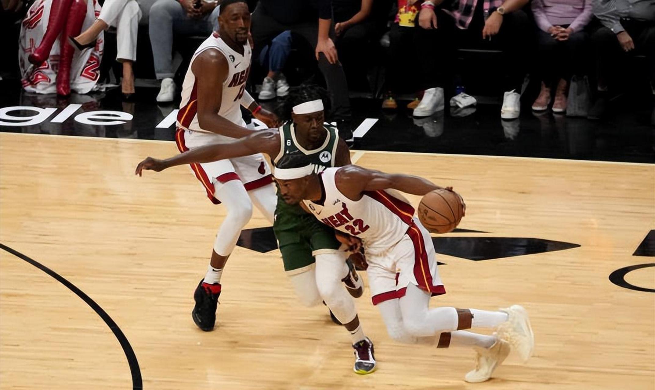 关于雄鹿战胜奇才,霍勒迪抢下关键篮板的信息 关于雄鹿战胜奇才,霍勒迪抢下关键篮板的信息