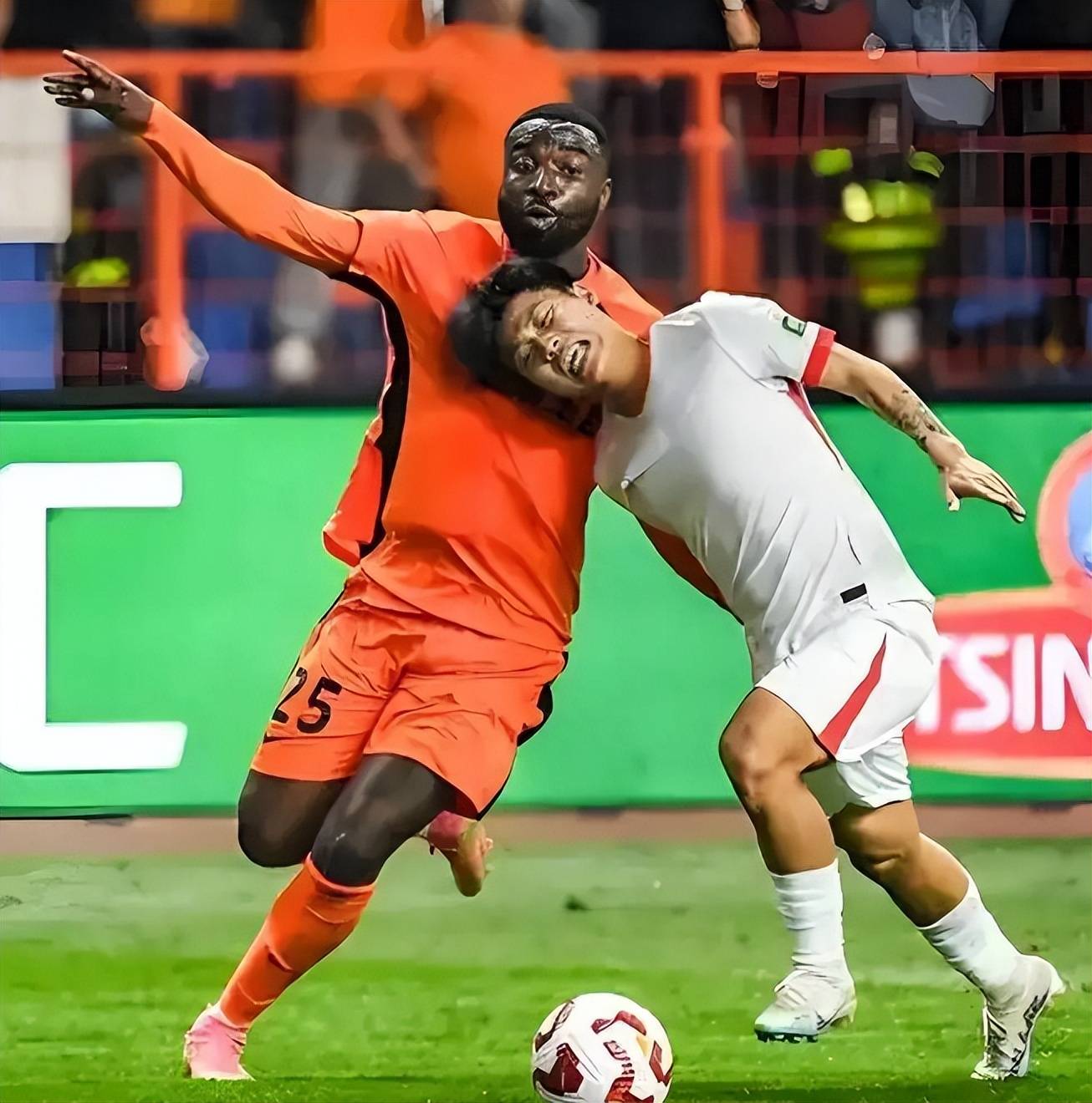 精彩绝伦的比赛中让球迷们尽享视觉盛宴 精彩绝伦的比赛中让球迷们尽享视觉盛宴