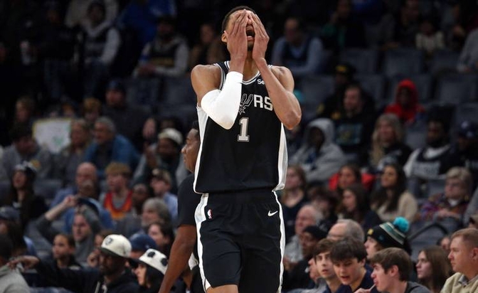 马刺队关键时刻未能守住领先优势输给对手 马刺队关键时刻未能守住领先优势输给对手