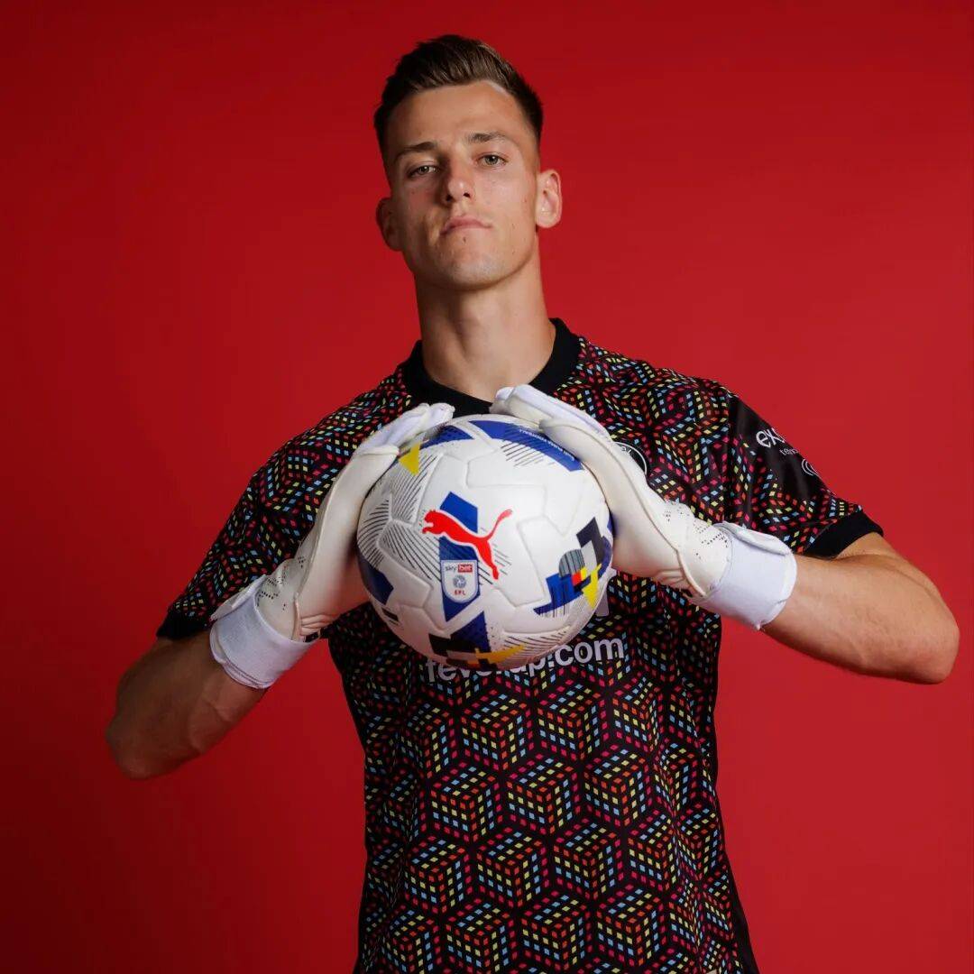 曼联青训新秀在比赛中获得首发机会 曼联青训新秀在比赛中获得首发机会